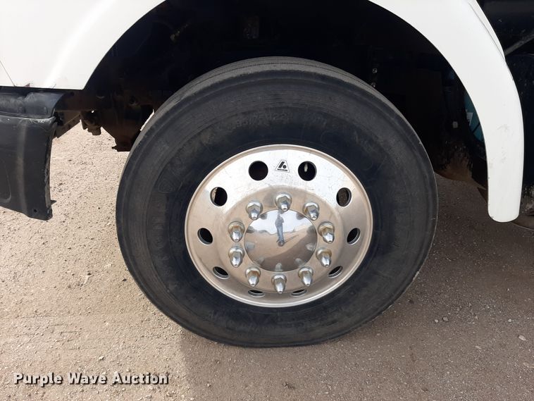 image for item LX9961 2001 Sterling 9500 semi truck