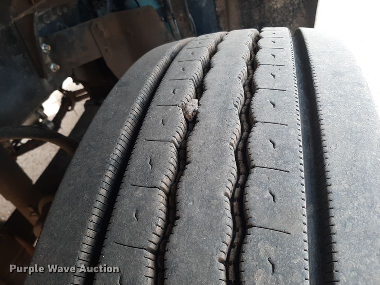 image for item LX9961 2001 Sterling 9500 semi truck