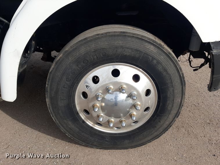 image for item LX9961 2001 Sterling 9500 semi truck