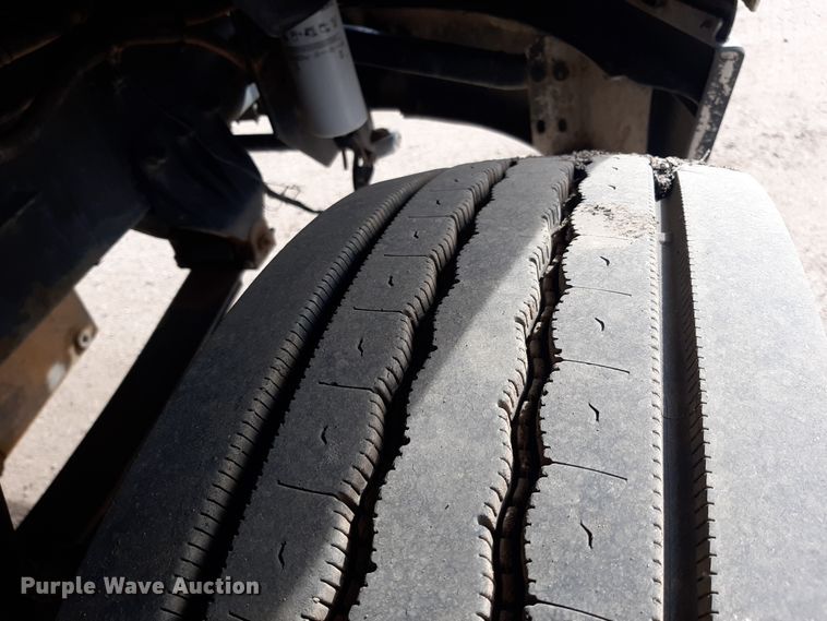 image for item LX9961 2001 Sterling 9500 semi truck