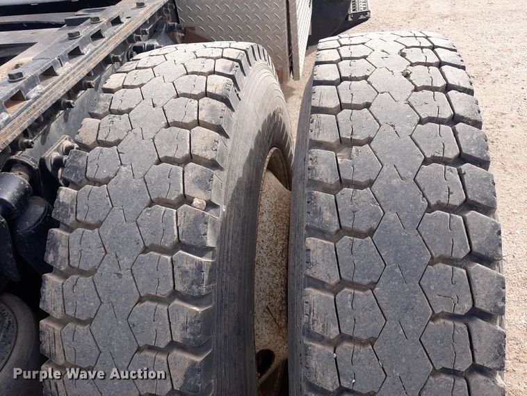 image for item LX9961 2001 Sterling 9500 semi truck