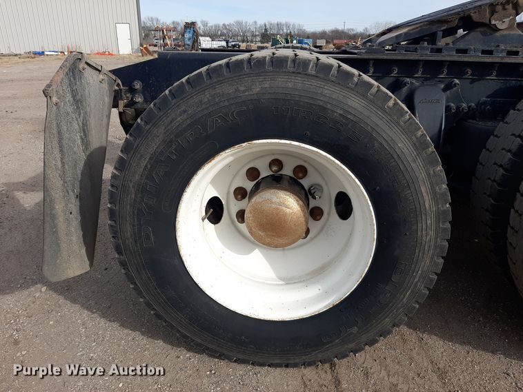 image for item LX9961 2001 Sterling 9500 semi truck