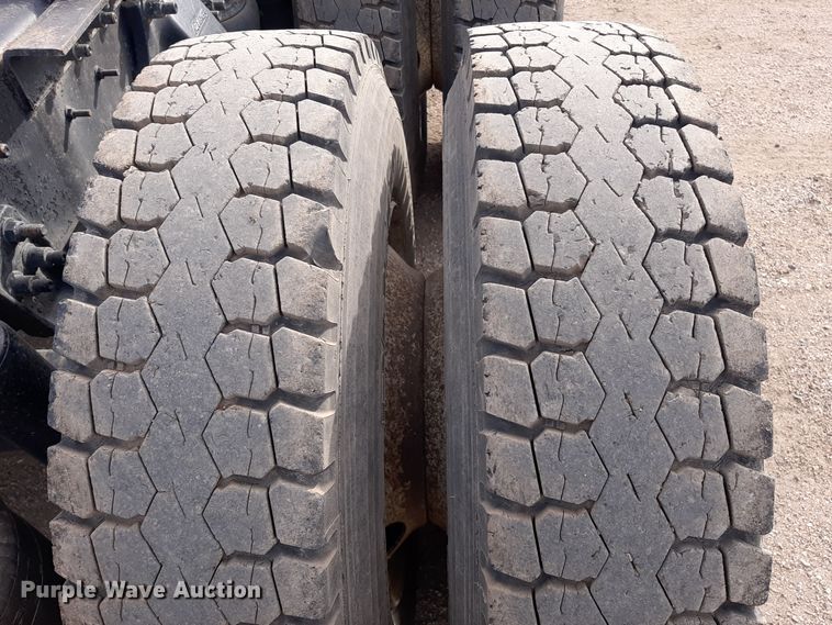 image for item LX9961 2001 Sterling 9500 semi truck