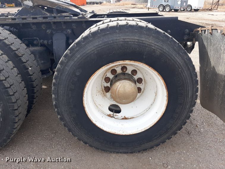 image for item LX9961 2001 Sterling 9500 semi truck