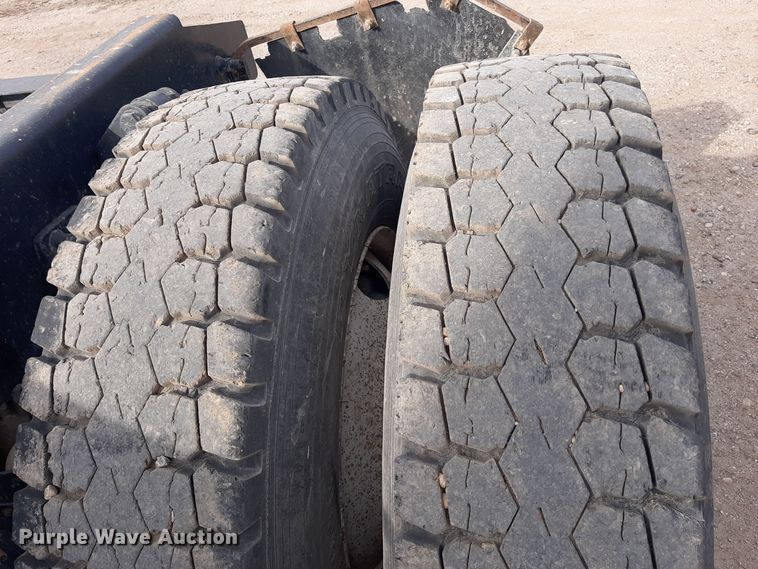 image for item LX9961 2001 Sterling 9500 semi truck