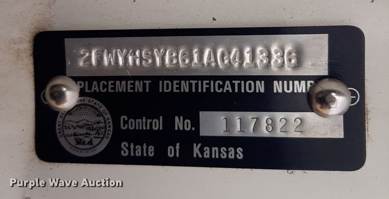 image for item LX9961 2001 Sterling 9500 semi truck