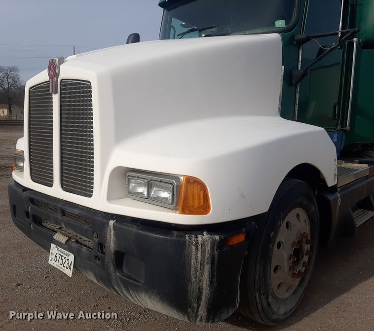 image for item LX9962 2005 Kenworth T600 semi truck