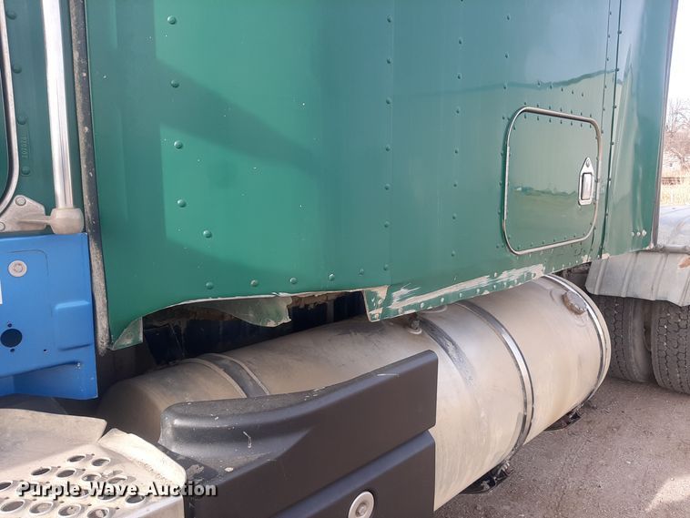 image for item LX9962 2005 Kenworth T600 semi truck