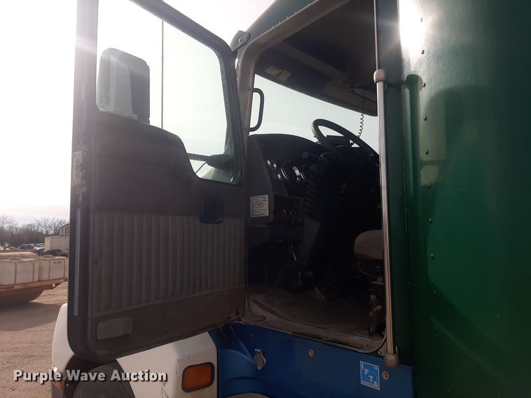 image for item LX9962 2005 Kenworth T600 semi truck