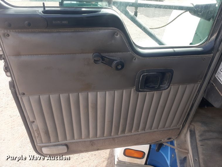 image for item LX9962 2005 Kenworth T600 semi truck