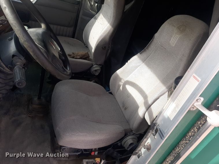 image for item LX9962 2005 Kenworth T600 semi truck