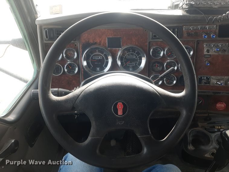 image for item LX9962 2005 Kenworth T600 semi truck