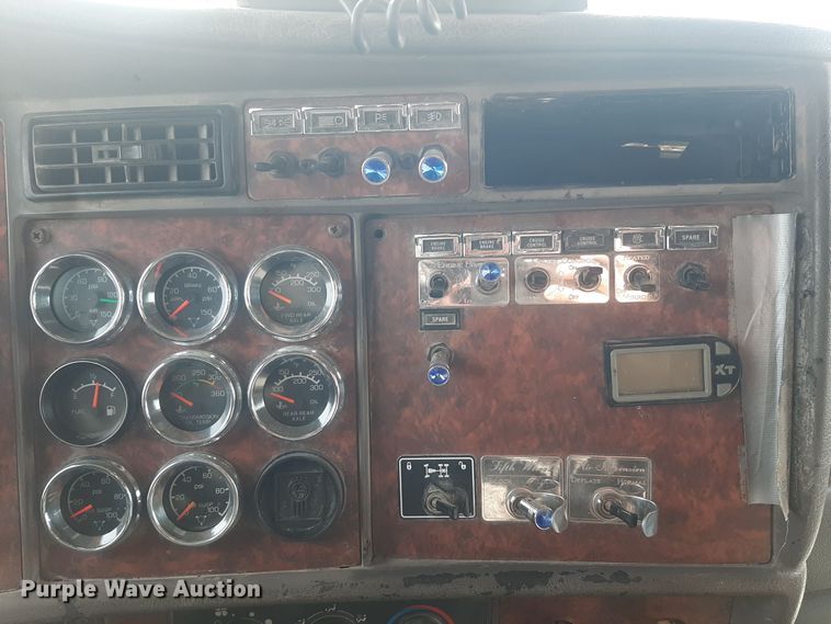 image for item LX9962 2005 Kenworth T600 semi truck