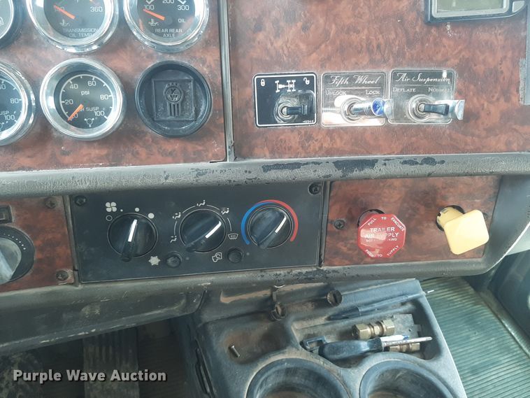 image for item LX9962 2005 Kenworth T600 semi truck