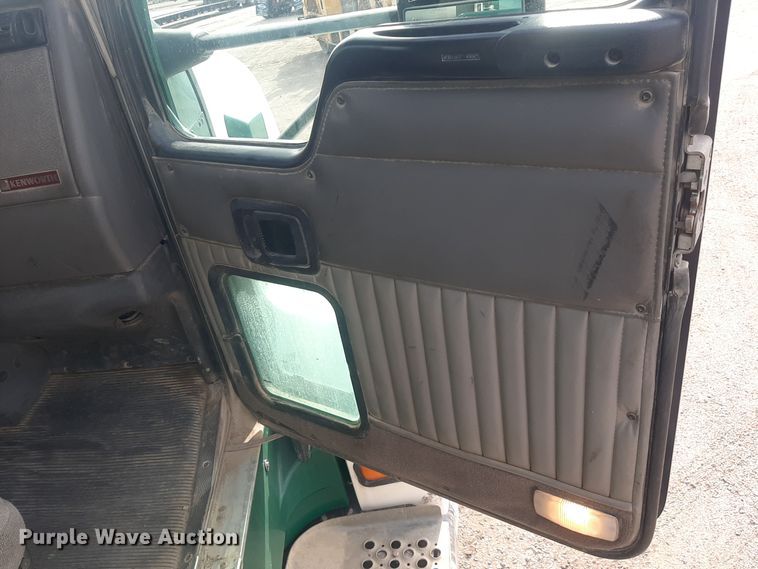 image for item LX9962 2005 Kenworth T600 semi truck