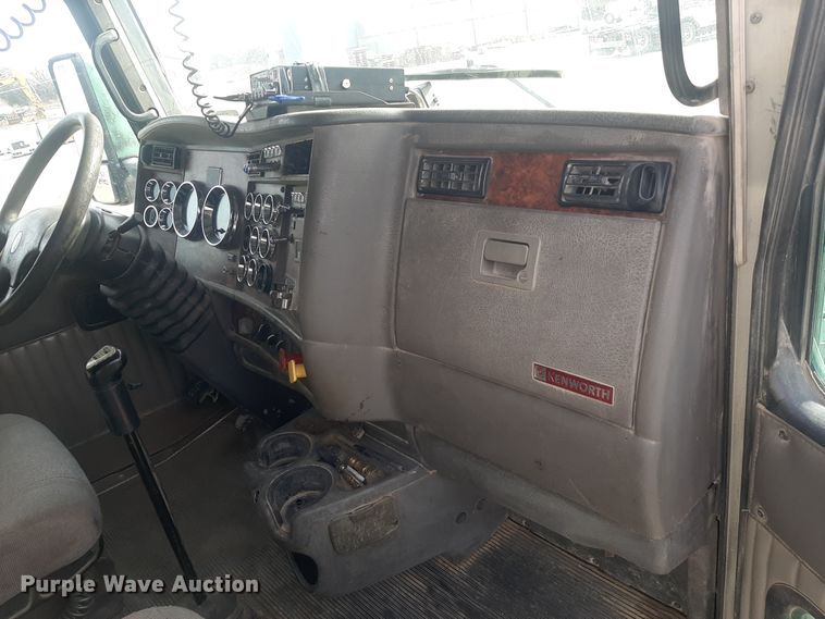 image for item LX9962 2005 Kenworth T600 semi truck