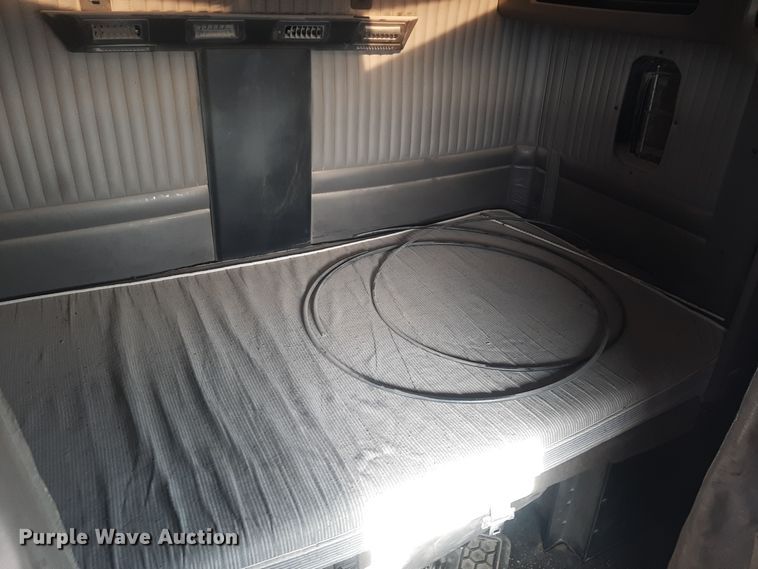 image for item LX9962 2005 Kenworth T600 semi truck