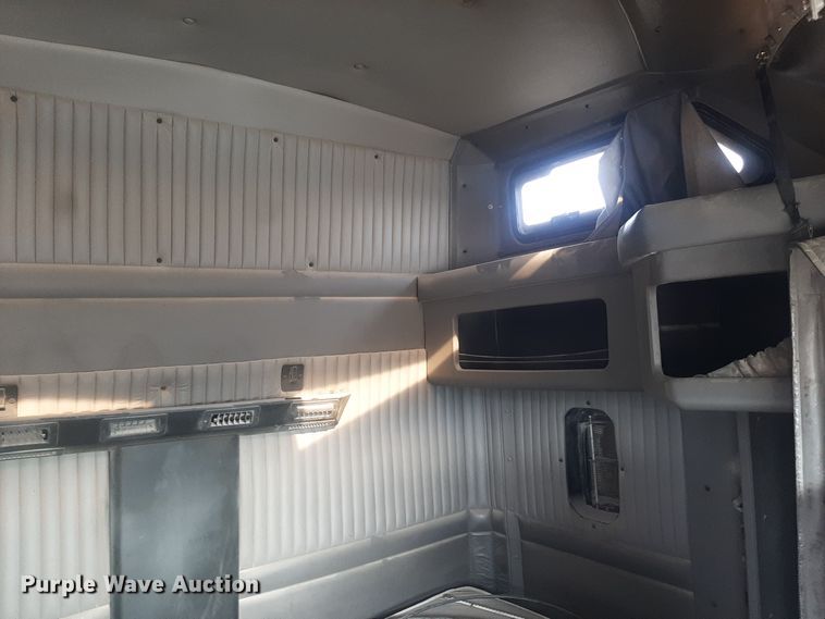 image for item LX9962 2005 Kenworth T600 semi truck