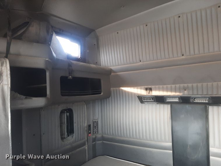 image for item LX9962 2005 Kenworth T600 semi truck