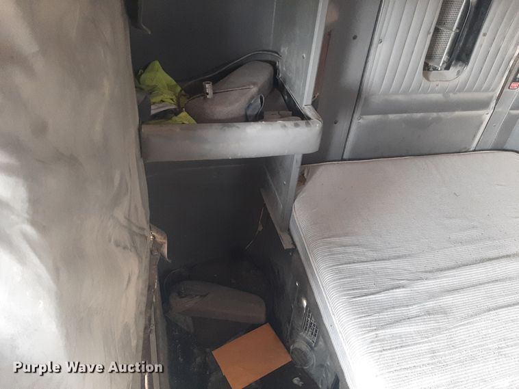 image for item LX9962 2005 Kenworth T600 semi truck