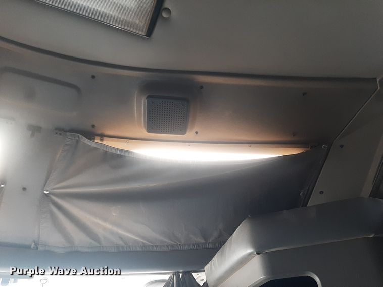 image for item LX9962 2005 Kenworth T600 semi truck