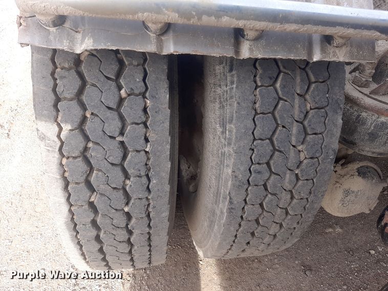 image for item LX9962 2005 Kenworth T600 semi truck