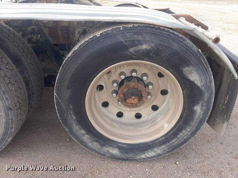 image for item LX9962 2005 Kenworth T600 semi truck