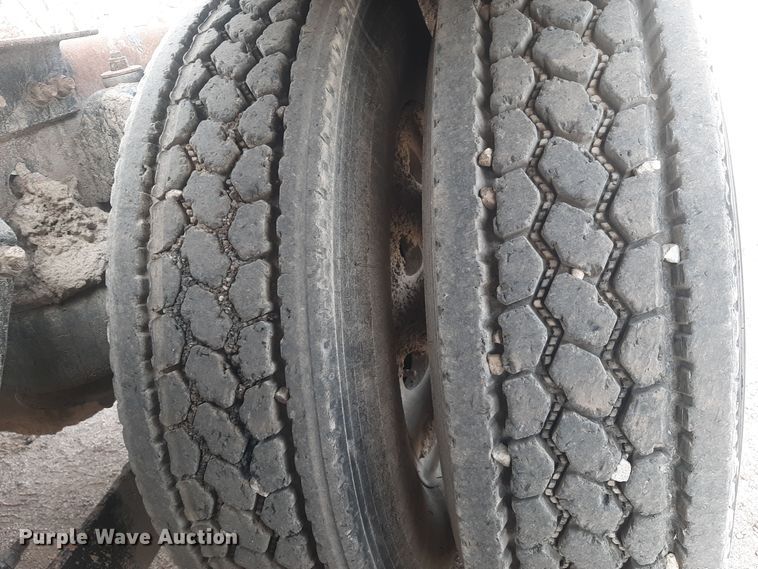 image for item LX9962 2005 Kenworth T600 semi truck