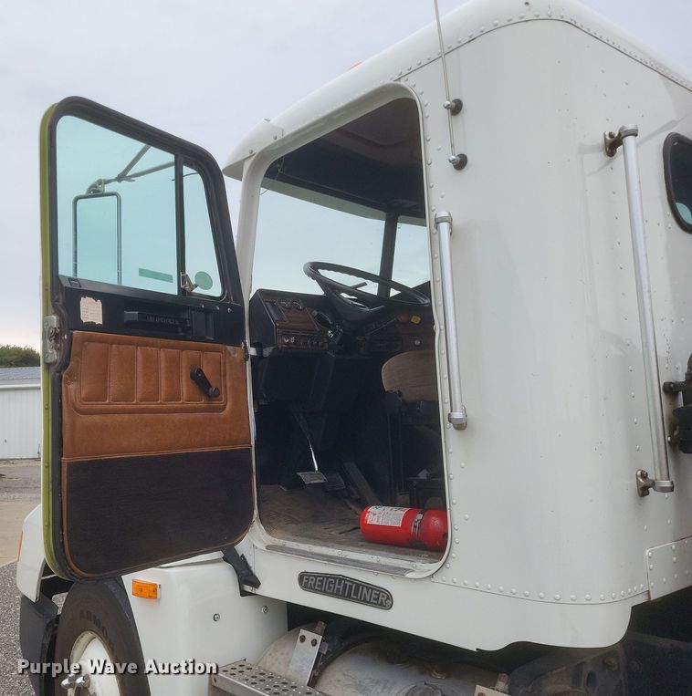 image for item MI9855 1994 Freightliner FLD  semi truck