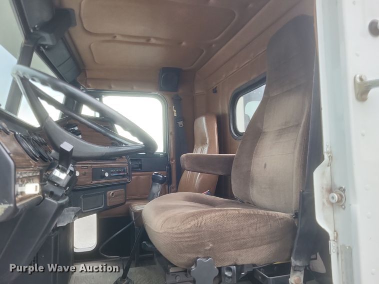 image for item MI9855 1994 Freightliner FLD  semi truck