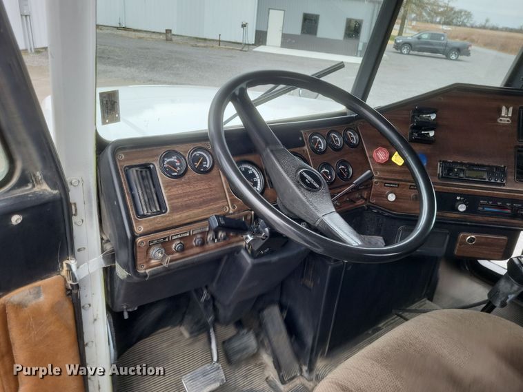 image for item MI9855 1994 Freightliner FLD  semi truck