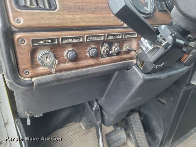 image for item MI9855 1994 Freightliner FLD  semi truck