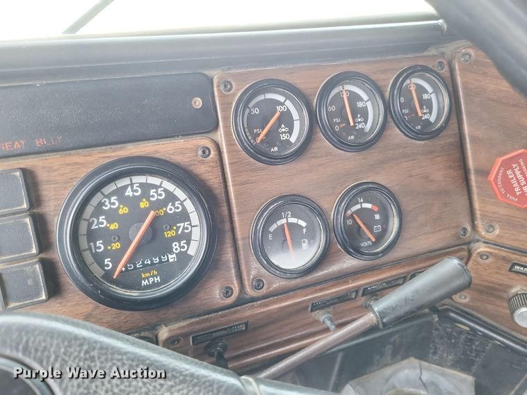 image for item MI9855 1994 Freightliner FLD  semi truck