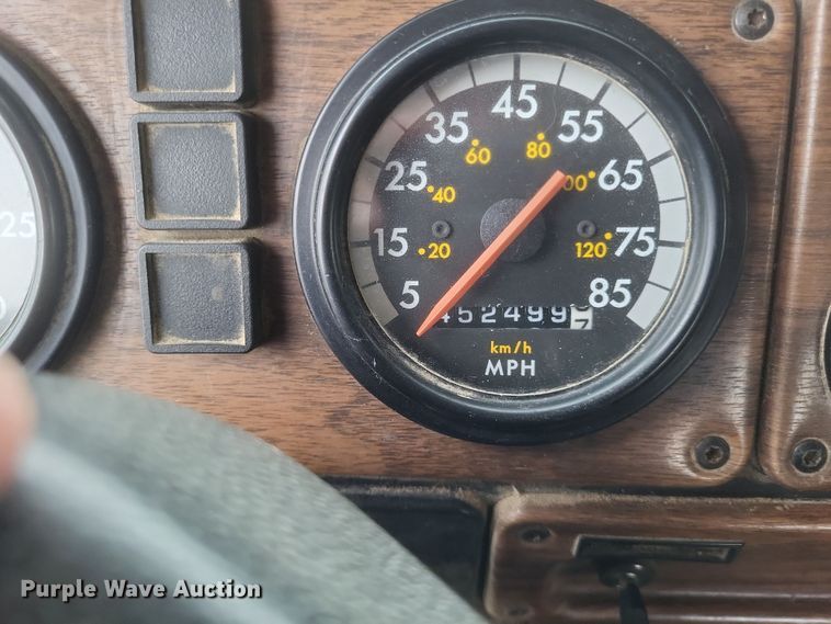 image for item MI9855 1994 Freightliner FLD  semi truck