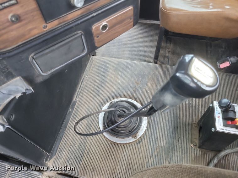 image for item MI9855 1994 Freightliner FLD  semi truck