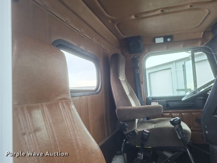 image for item MI9855 1994 Freightliner FLD  semi truck