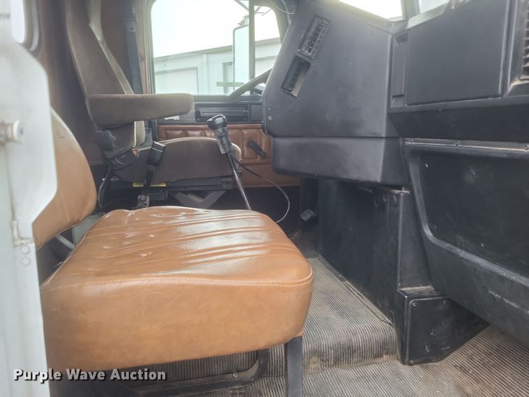 image for item MI9855 1994 Freightliner FLD  semi truck