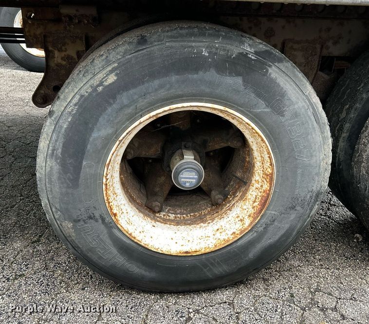 image for item NE9600 1994 Hyundai HDM-48WH-V3261  dry van trailer