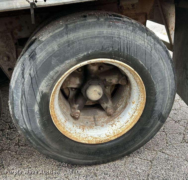 image for item NE9600 1994 Hyundai HDM-48WH-V3261  dry van trailer