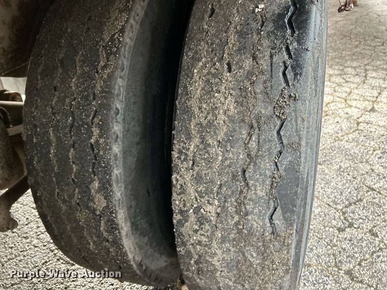 image for item NE9600 1994 Hyundai HDM-48WH-V3261  dry van trailer