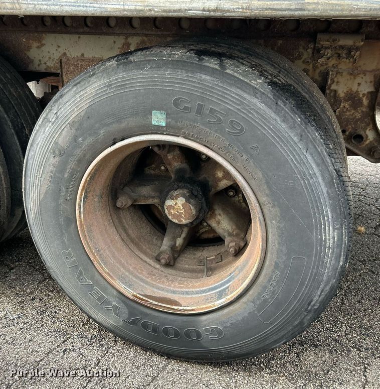 image for item NE9600 1994 Hyundai HDM-48WH-V3261  dry van trailer