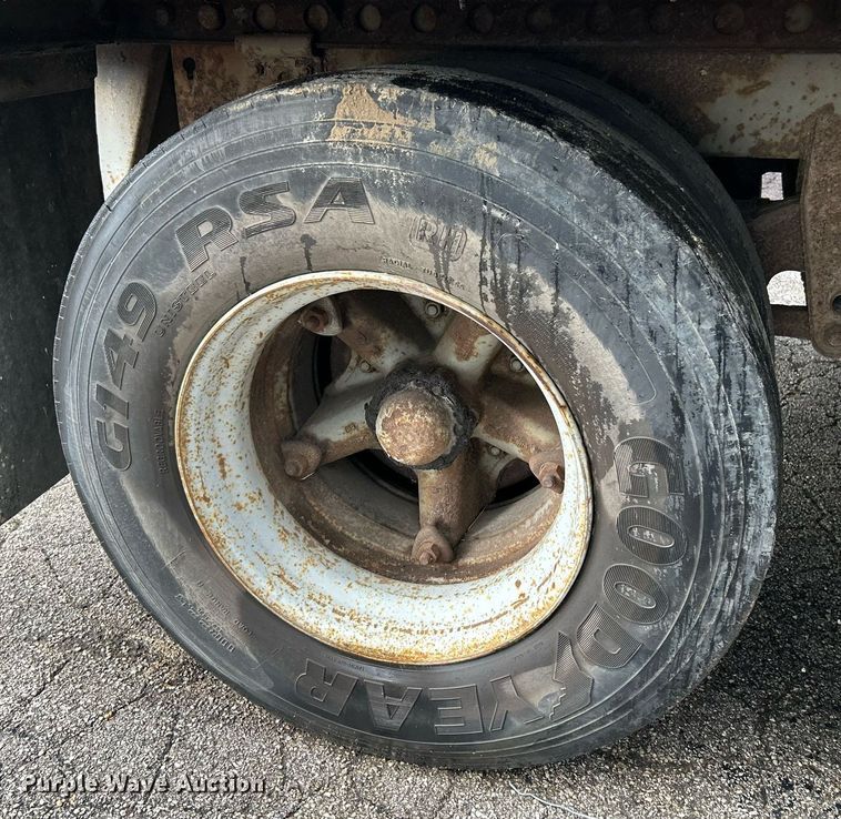 image for item NE9600 1994 Hyundai HDM-48WH-V3261  dry van trailer