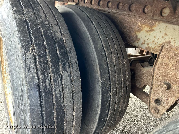 image for item NE9600 1994 Hyundai HDM-48WH-V3261  dry van trailer