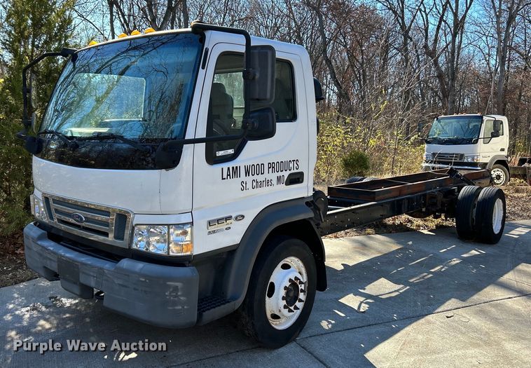 image for item NE9640 2007 Ford LCF  truck cab and chassis