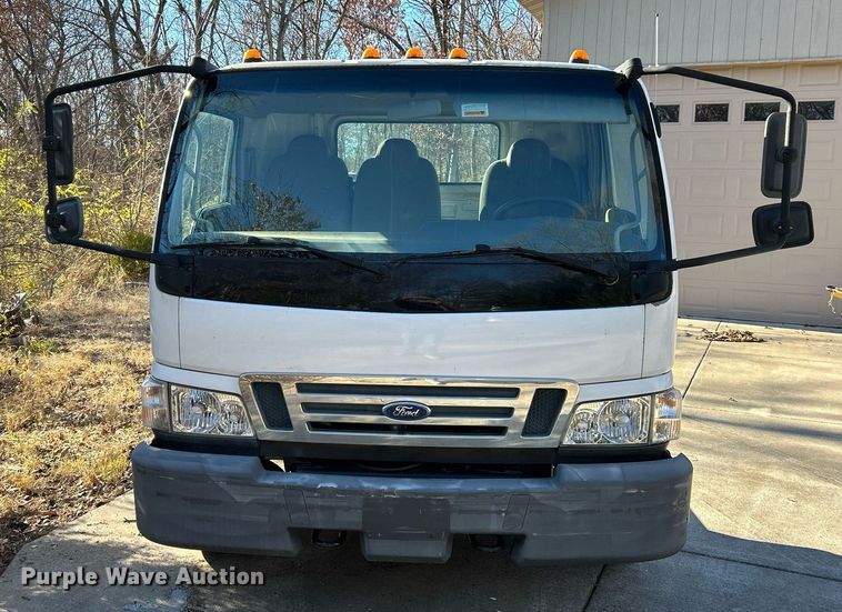 image for item NE9640 2007 Ford LCF  truck cab and chassis