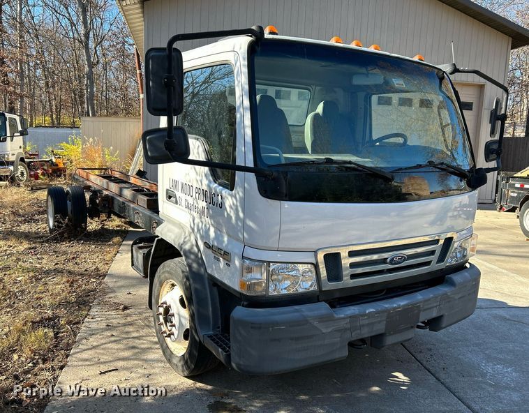 image for item NE9640 2007 Ford LCF  truck cab and chassis