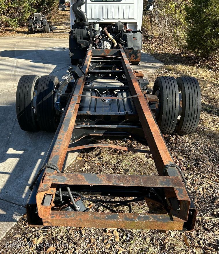 image for item NE9640 2007 Ford LCF  truck cab and chassis