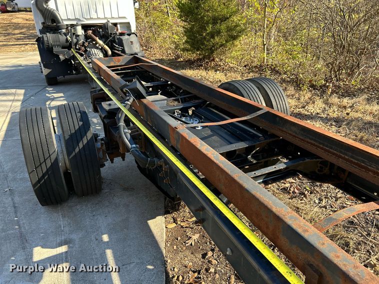 image for item NE9640 2007 Ford LCF  truck cab and chassis