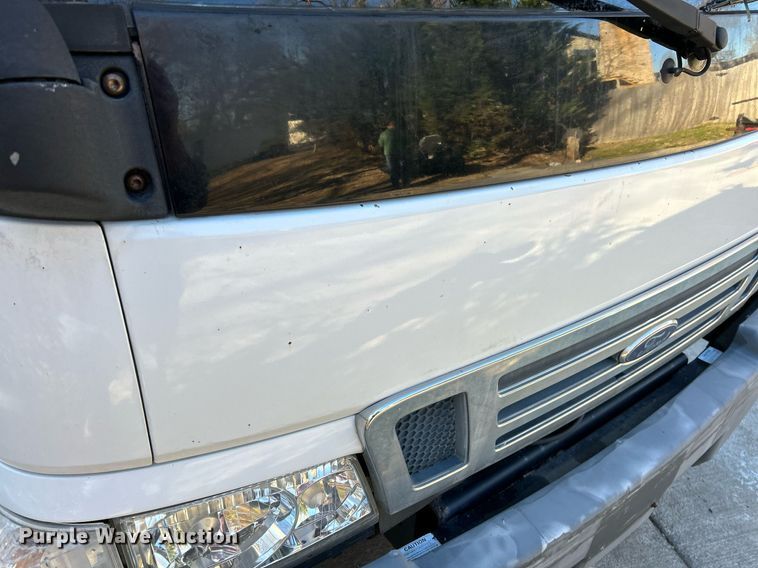 image for item NE9640 2007 Ford LCF  truck cab and chassis