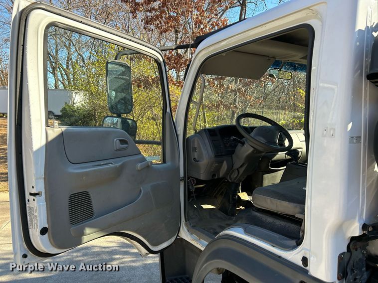 image for item NE9640 2007 Ford LCF  truck cab and chassis